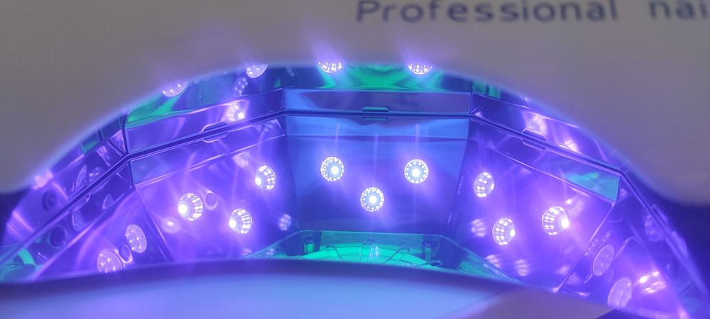 Лед лампа за маникюр