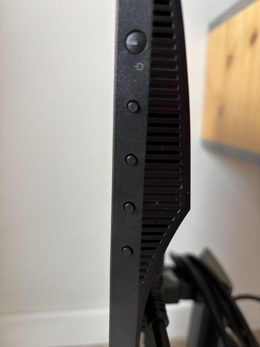 Отличен Монитор Dell U2421HE