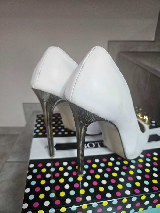 Високи бели обувки версаче