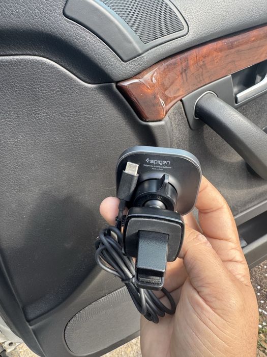Spigen стойка(зарядно)за кола