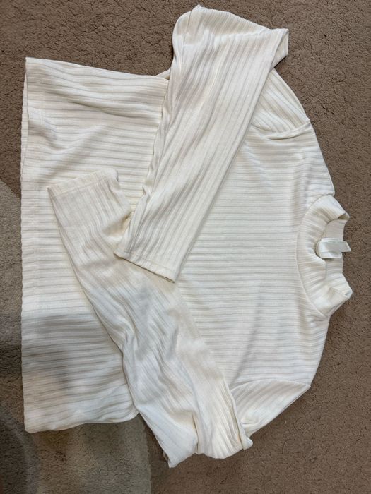 Укороченная кофточка со спущенным плечом