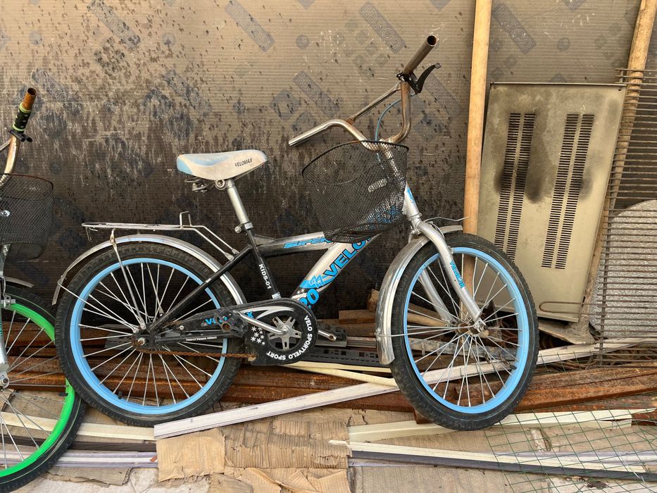 Продается велосипед среднего размера подходит 8-11 лет