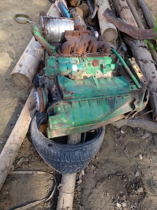 Vând motor John Deere complet