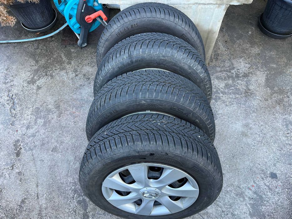 Джанти със зимни гуми 195/65/15 с 8.29мм. грайфер от Мазда/Mazda!!