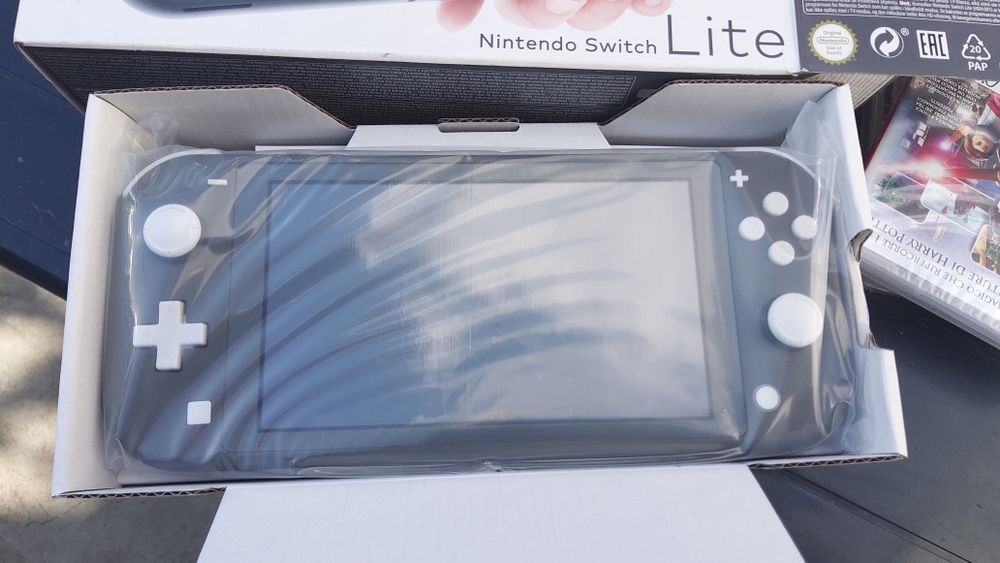 Vand- schimb Console Nintendo Switch noi /nefolosite !!!