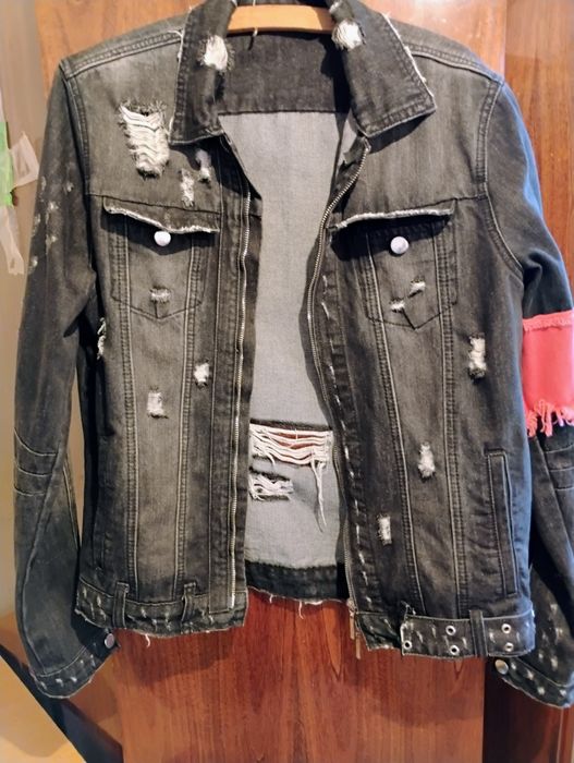 Дънково яке с дънкови гащи.