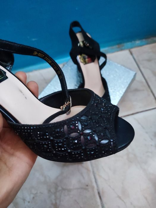 Продам туфли босоножки