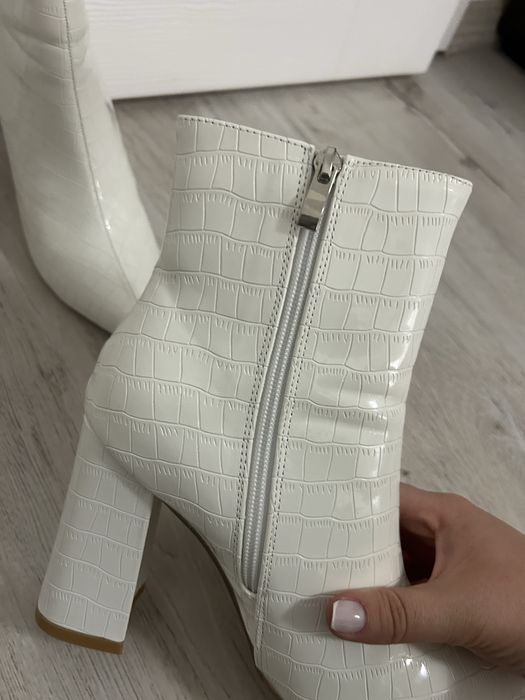 Бели елегантни ботуши - 39 номер