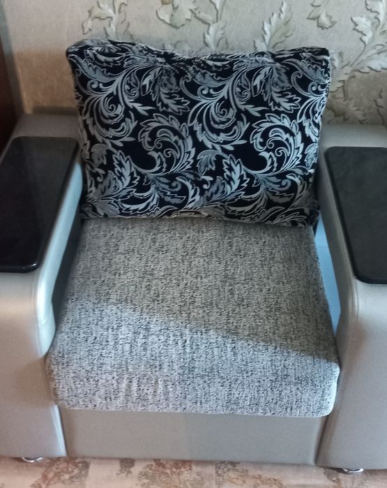 Диван серого цвета