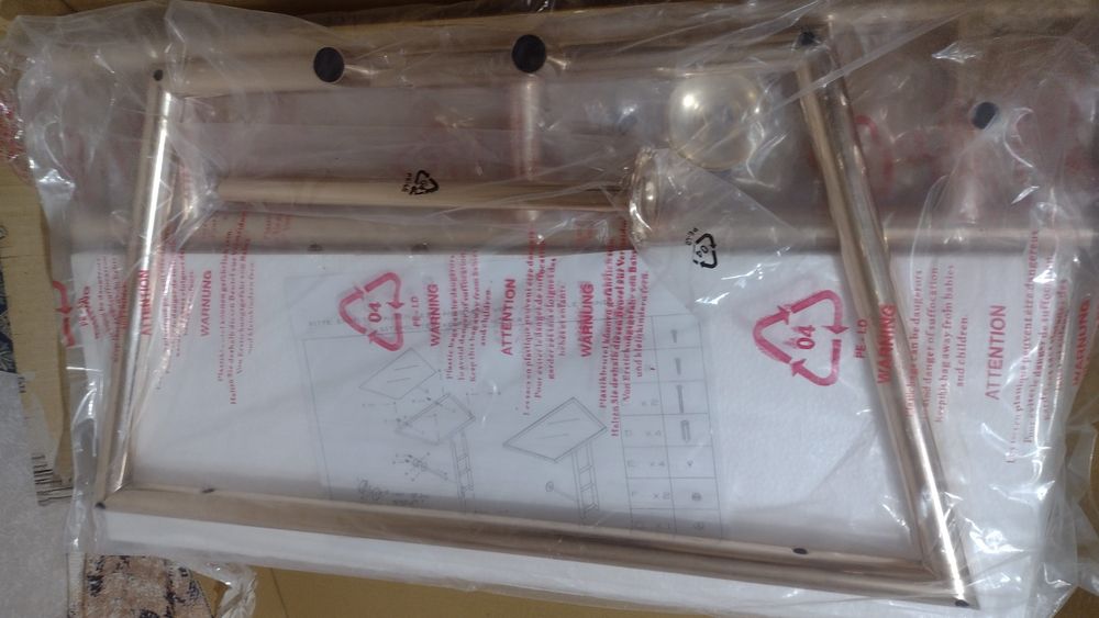 Нова Масичка метална, ,"злато ",със стъклен плот за стена ,един крак