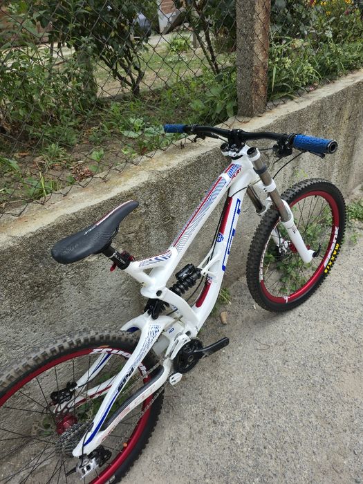 GT Fury 27.5 Expert Downhill,  Rockshox Domain, Fox Shox Алуминиев велосипед