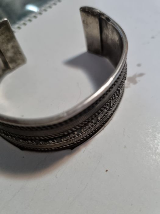 Посребрена гривна