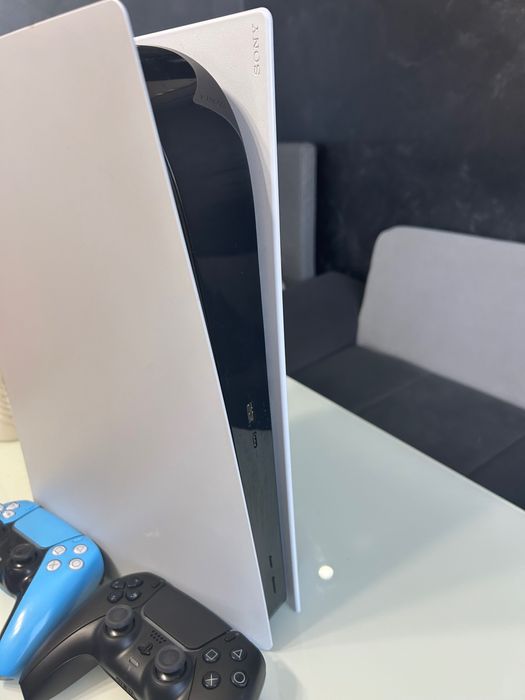 PlayStation 5 , 2 джойстика и подарък 4 игри