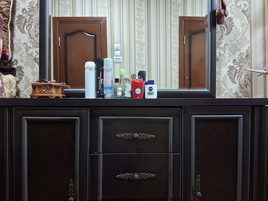 Двух спальни гарнитур. Шкаф. тримо и тумбочки