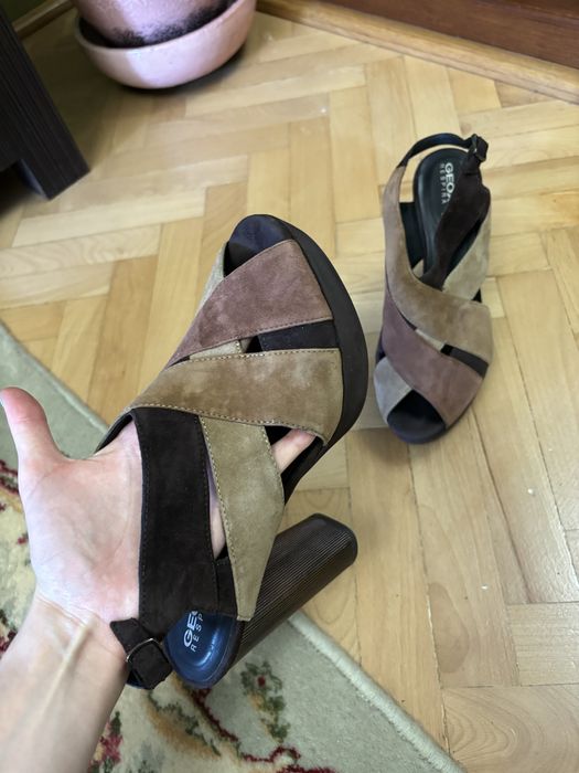 Sandale cu toc din piele intoarsa Geox