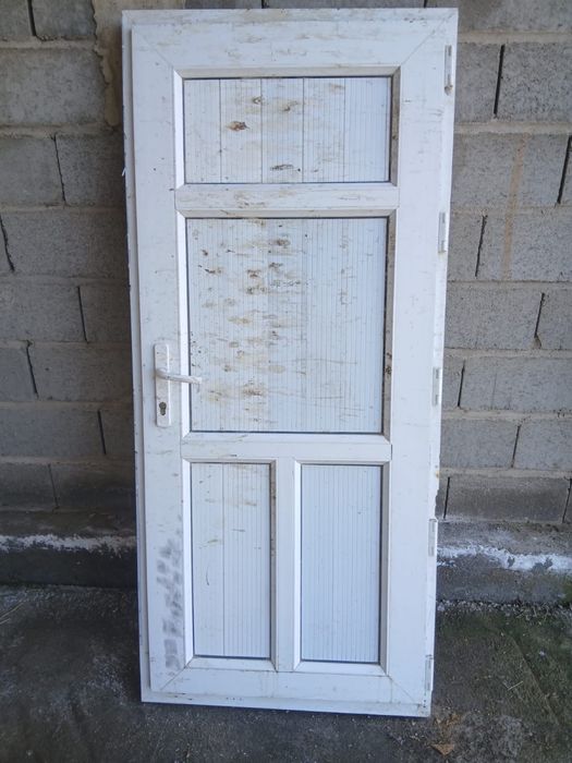 Есік сатылады. .