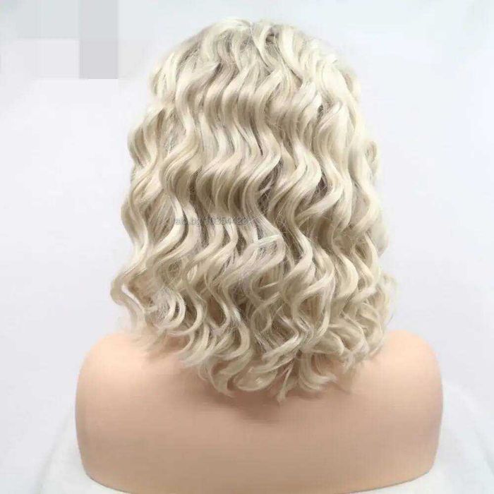 35 см Къса къдрава синтетична платинено руса перука с дантела отпред