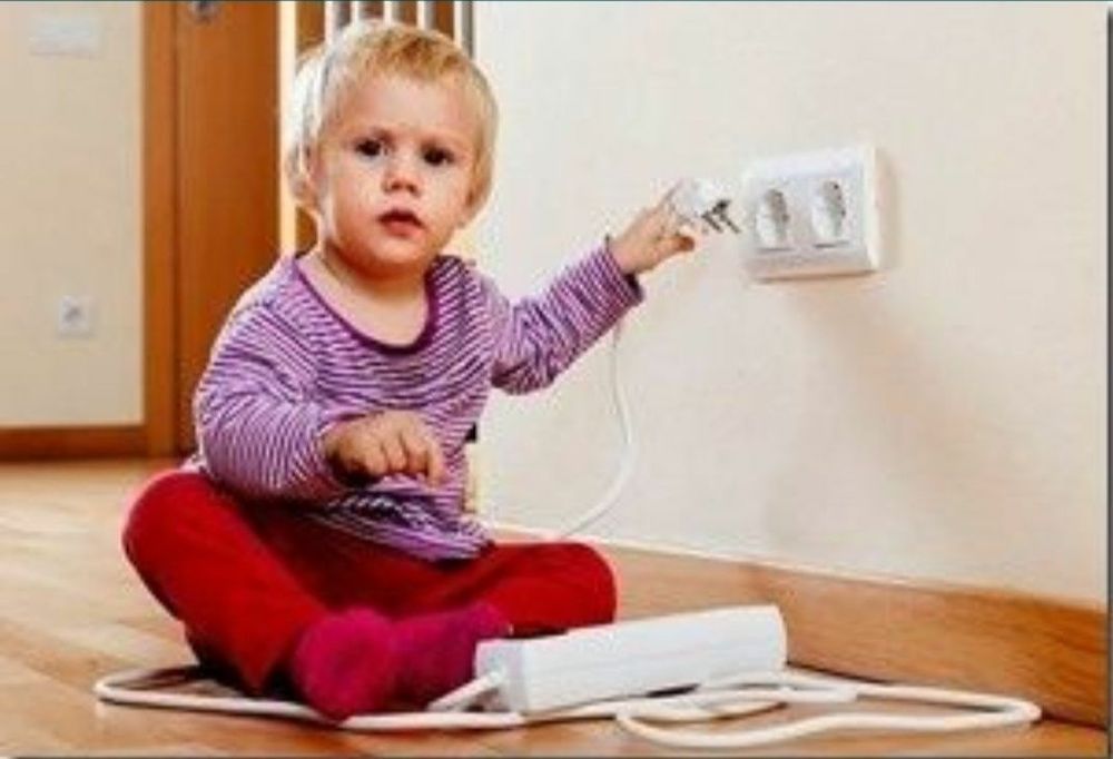 Заглушки-затычки на розетки защита от поражения током детей.