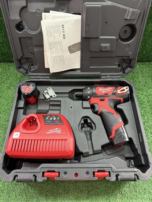 Нов импакт на Milwaukee M12 BD с 2 батерии и зарядно
