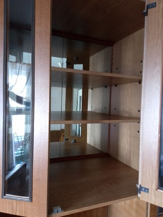 Стенка коричневого цвета