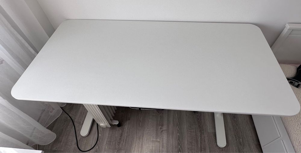 SET: Birou + Comoda. Biroul: 80 cm latime, 160 cm lungime, este reglabil. Comoda: 46 latime, 90 cm lungime, 82 inaltime.