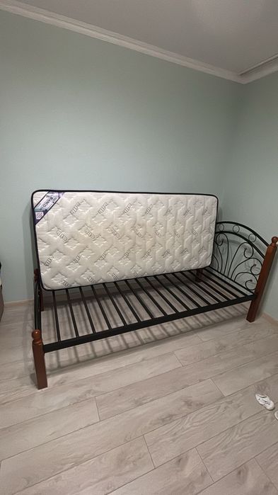 Комнатная кровать