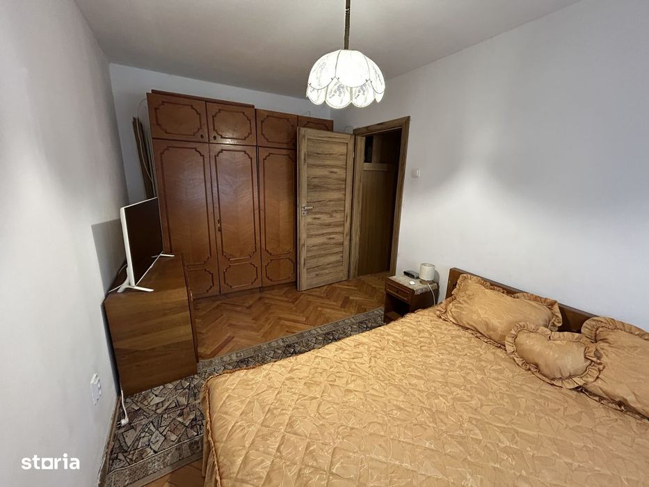 Inchiriez apart.3 cam.central,in spate la BCR,modern,centrala proprie