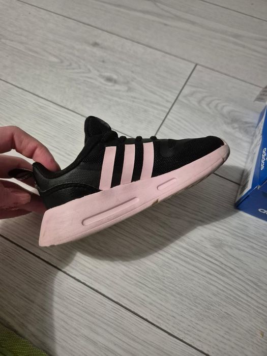 Adidasi marimea 23,5