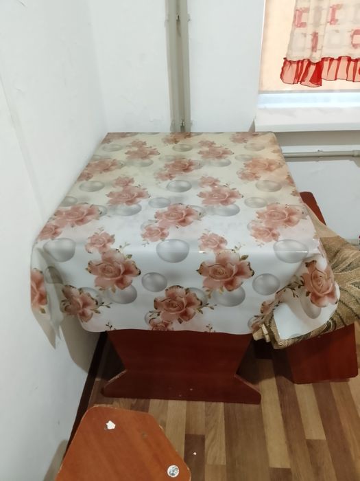 Прдается стол со стулями и вешалка