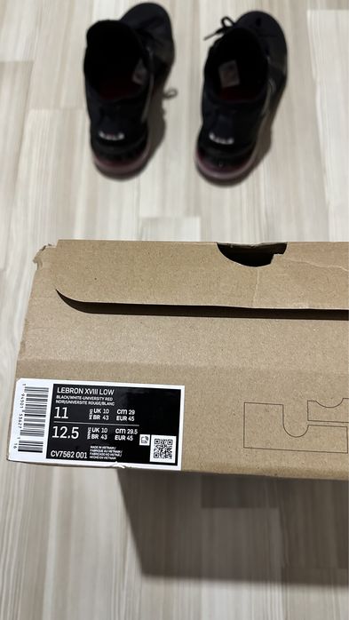 Vand adidasi Nike Lebron  XVIII LOW 45 negru cu rosu.