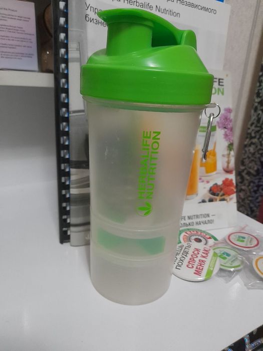 Продаётся значки,спортивные резинки,фартук,шейкер,