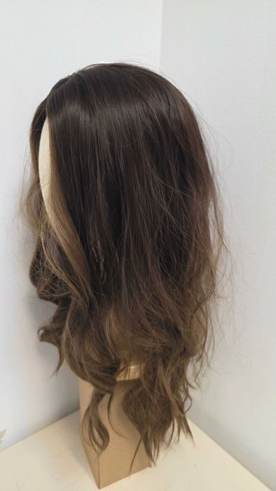 Perucă Haircube lungă ondulată șaten ombre – cărare pe mijloc