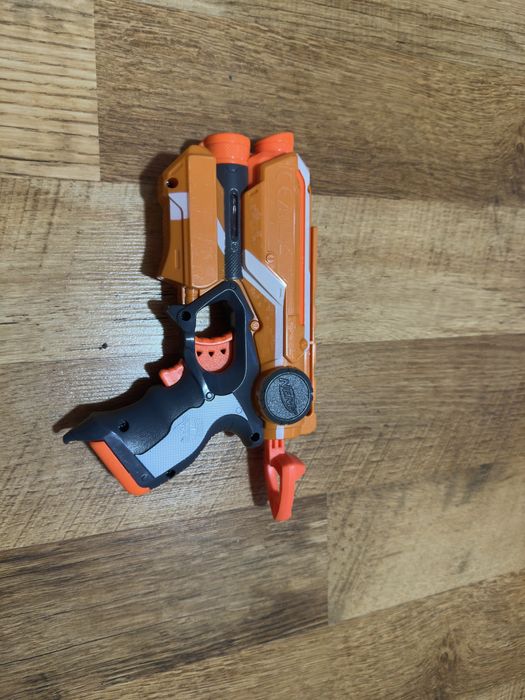 Pistol Nerf cu 2 gloanțe – stare excelentă