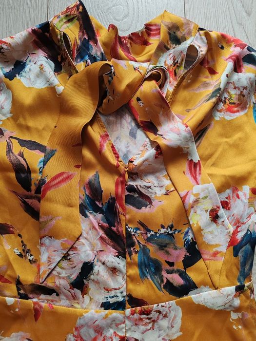 Vând rochie din satin noua