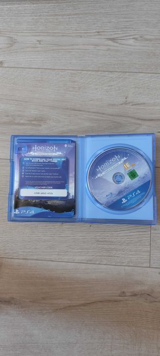 Продавам SONY PS4, 2 джойстика и 1 игра