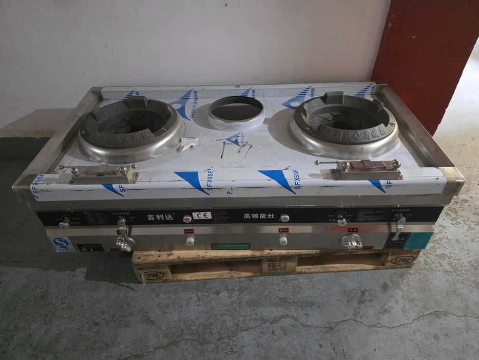Aragaz industrial cu două ochiuri Wok de putere mare.