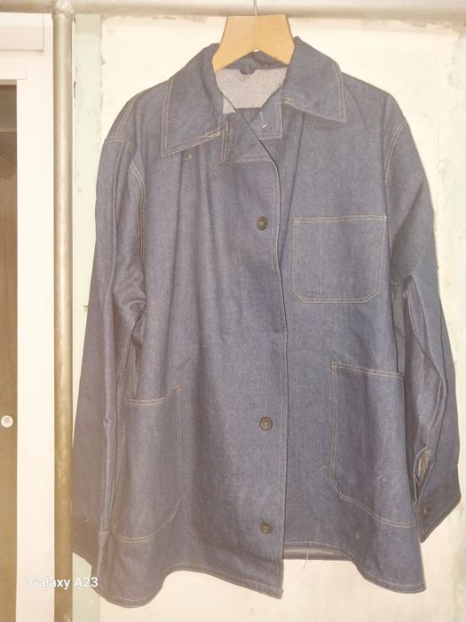 Жинси куртка ва шим сотилади.