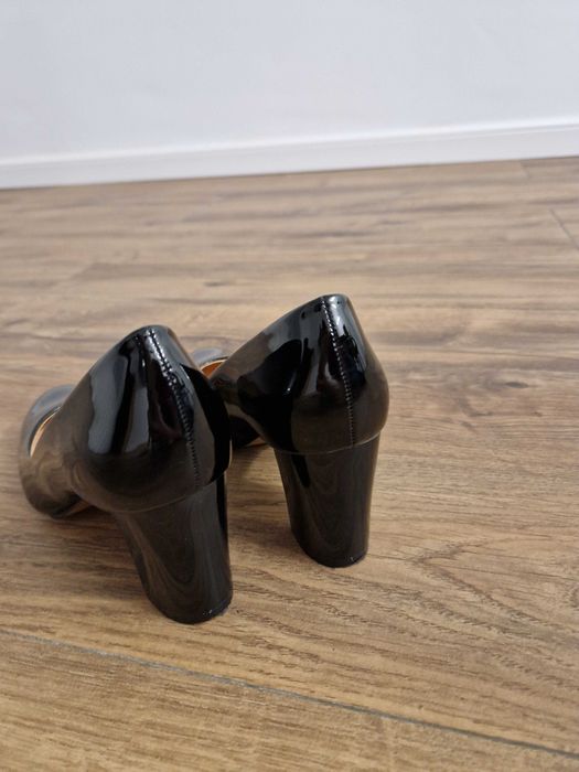 Pantofi negri lăcuiți