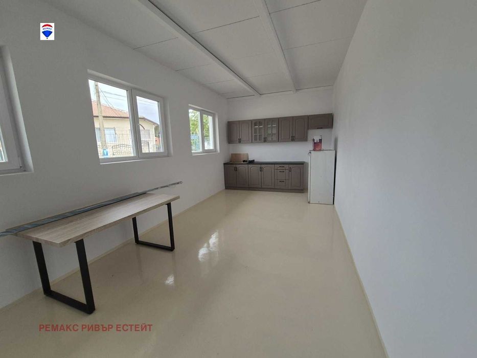 Дава се под наем Промишлена сграда в с. Смирненски, Област Русе - 365 кв.м за 1000 € - Снимка #5