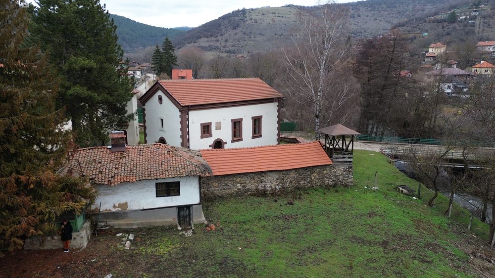 Продавам парцел  УПИ с електричество и вода