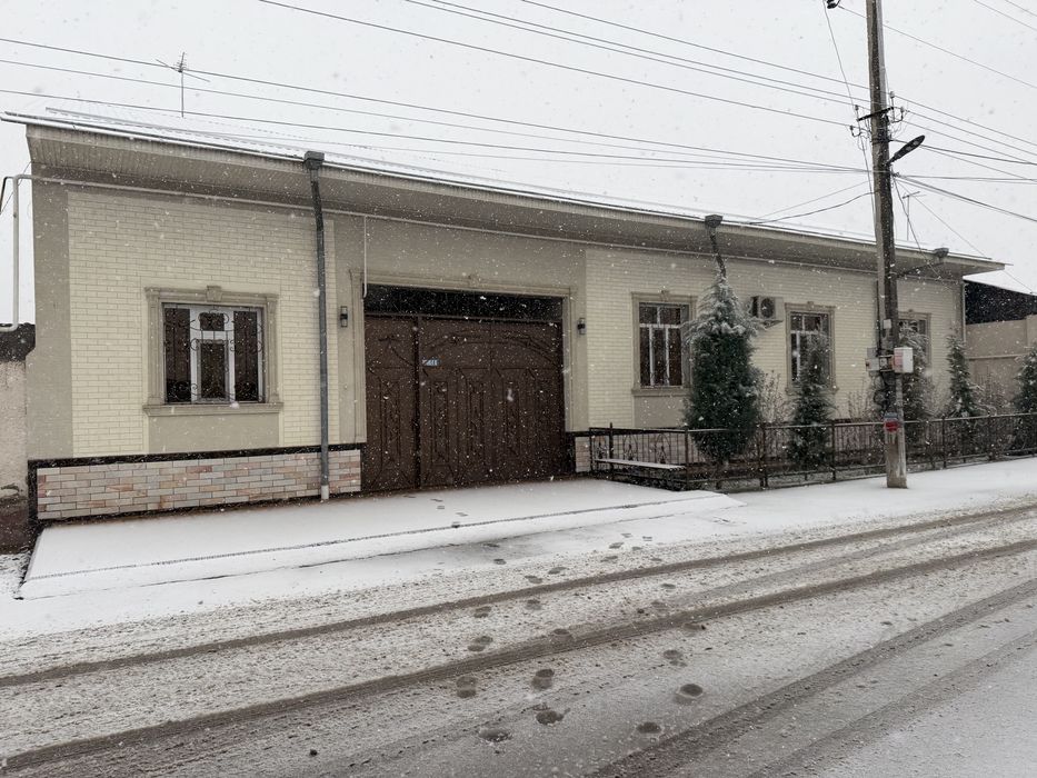Уй сотилади 8 сотих. 7 та хона. Пишган гиштдан курилган. Падвали бор.