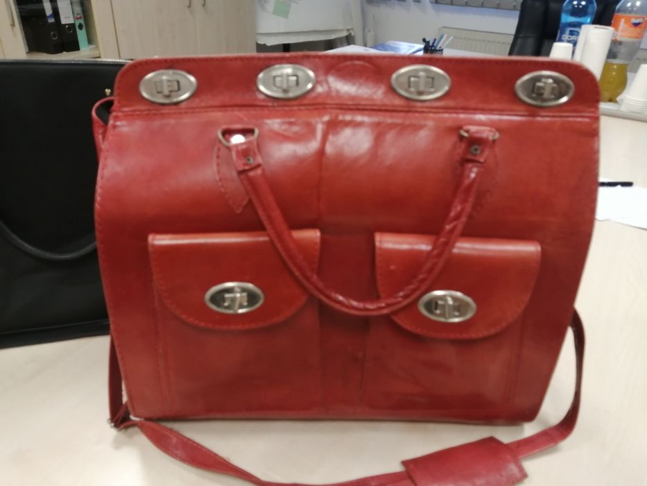 Geanta mărime medie spre mare foarte frumoasă și incapatoare