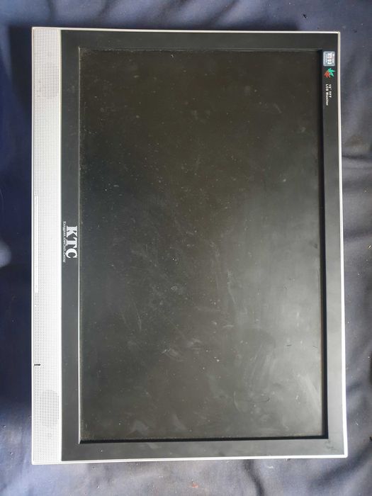 6 броя монитори ,три работещ и три за части