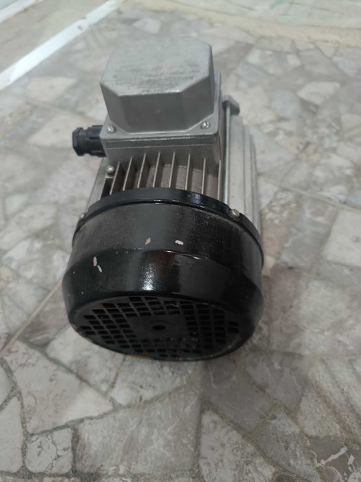 Трифазен двигател 0.55 кW 1380 оборота България