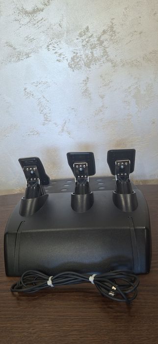 Волан Logitech G29 със скоростен лост и педали