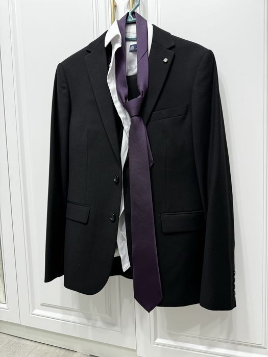 Черный костюм 46-го размера