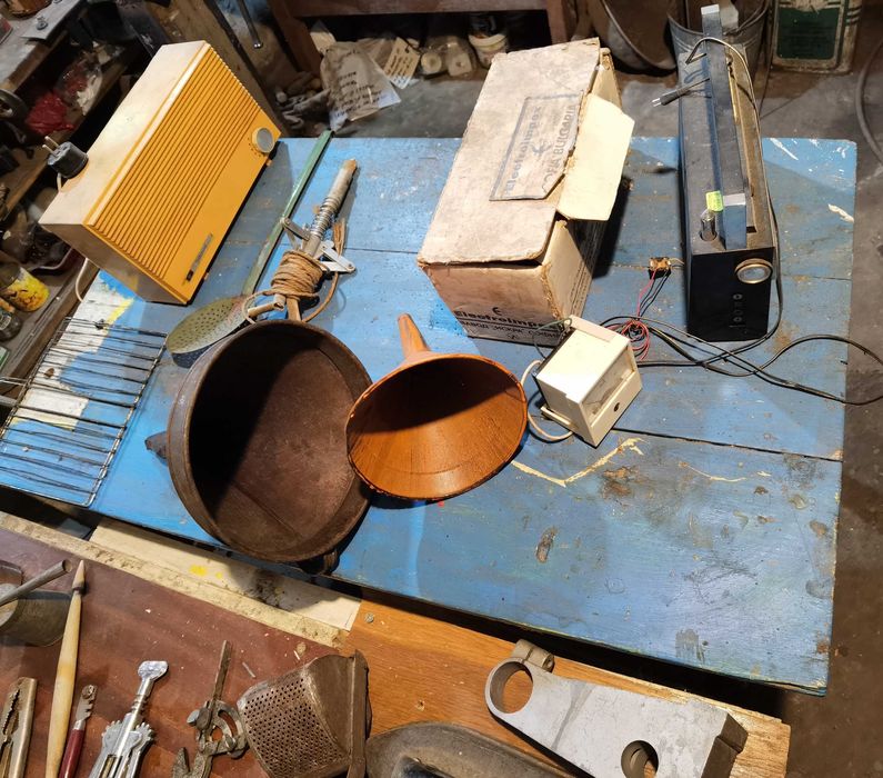 Продавам нещата от снимката-клещи за чапраз,ножици,радио,кафеварки