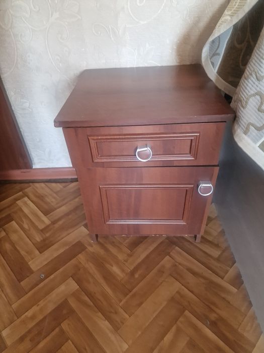 продам шифонер две тумбочки комод и еще одна тумбочка с зеркалом