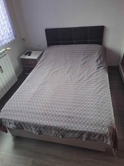 Спалня - бяла с лилава кожена табла