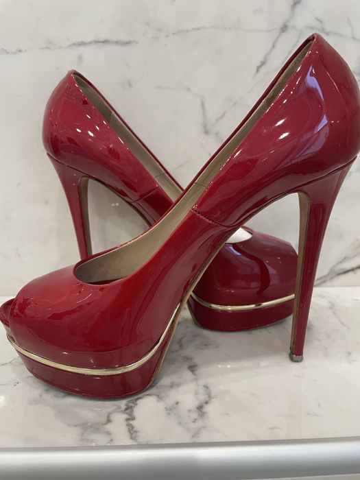 Продам туфли на каблуке лакированные